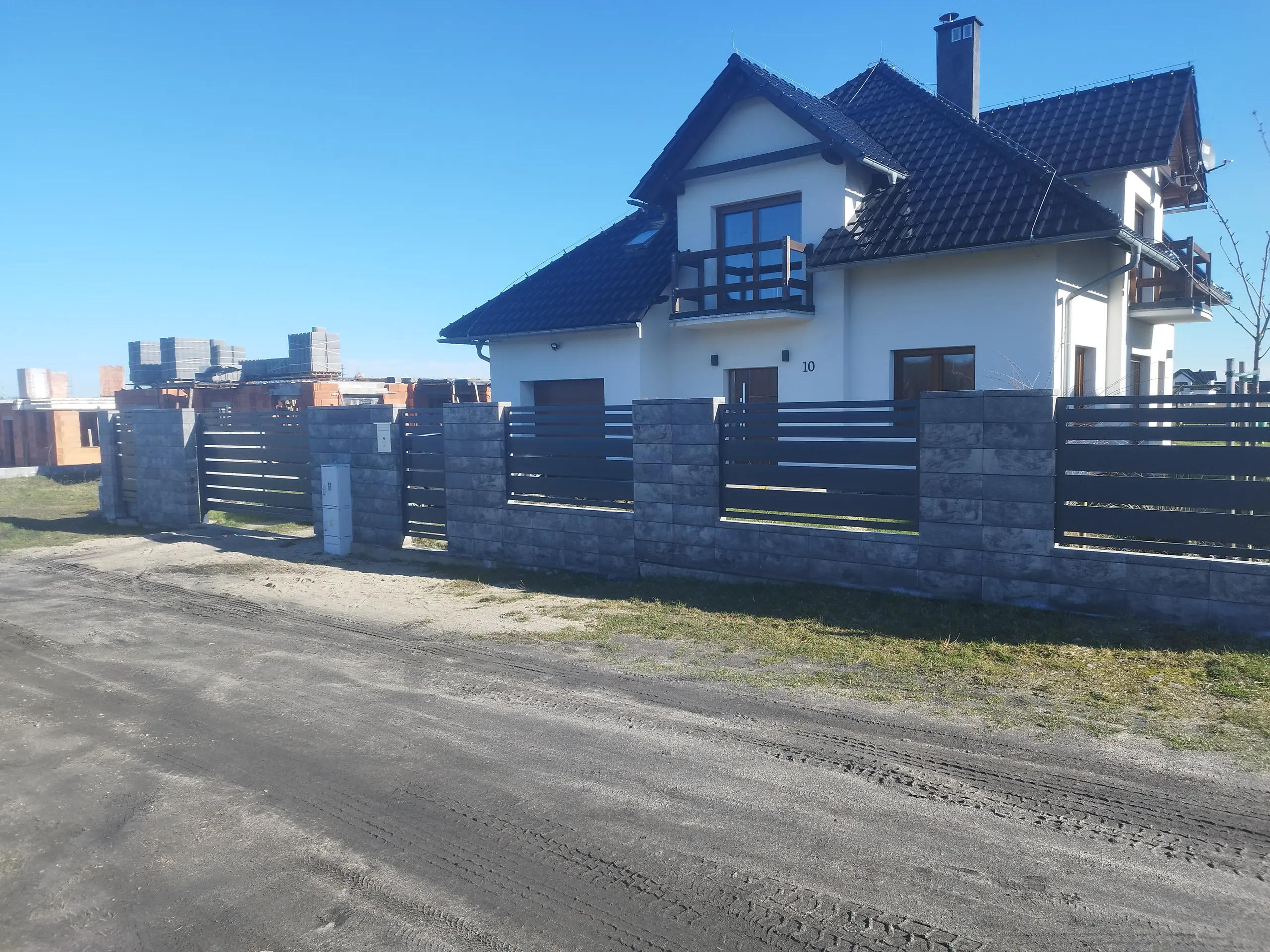 Ogrodzenie żaluzjowe z bloczków betonowych przed nowoczesnym domem